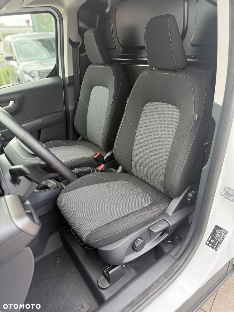 Ford Transit Courier - 23