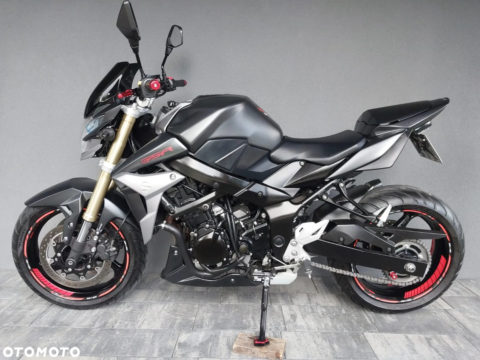 Suzuki GSR - 2