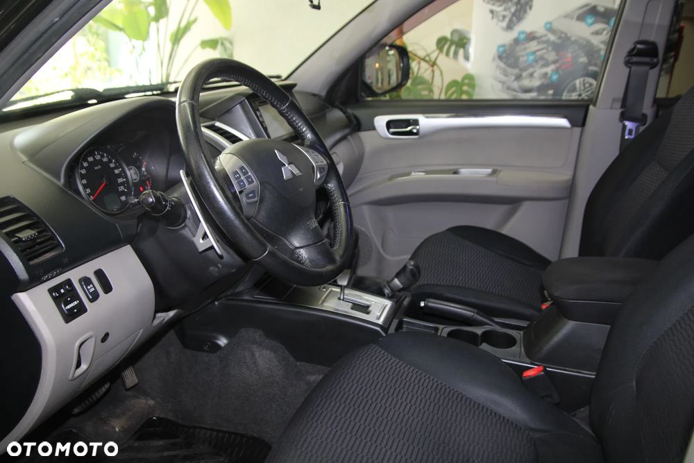 Mitsubishi Pajero Sport - 12