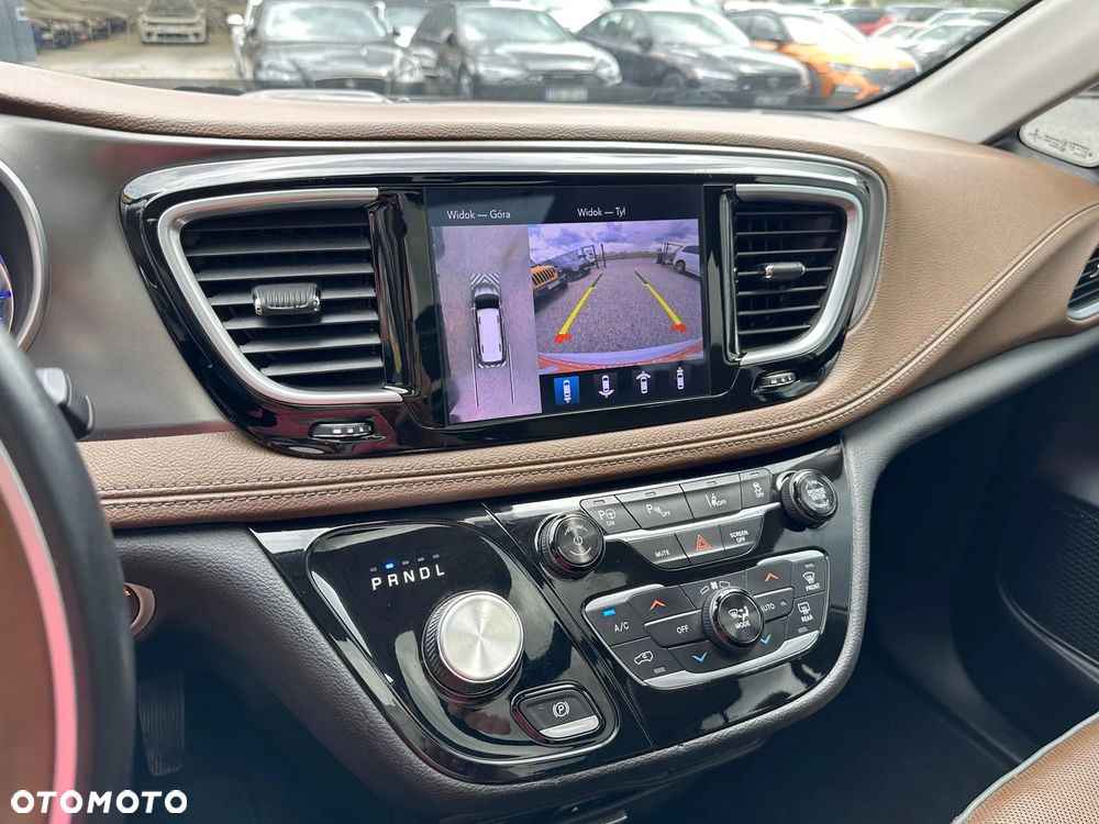 Chrysler Pacifica - 12