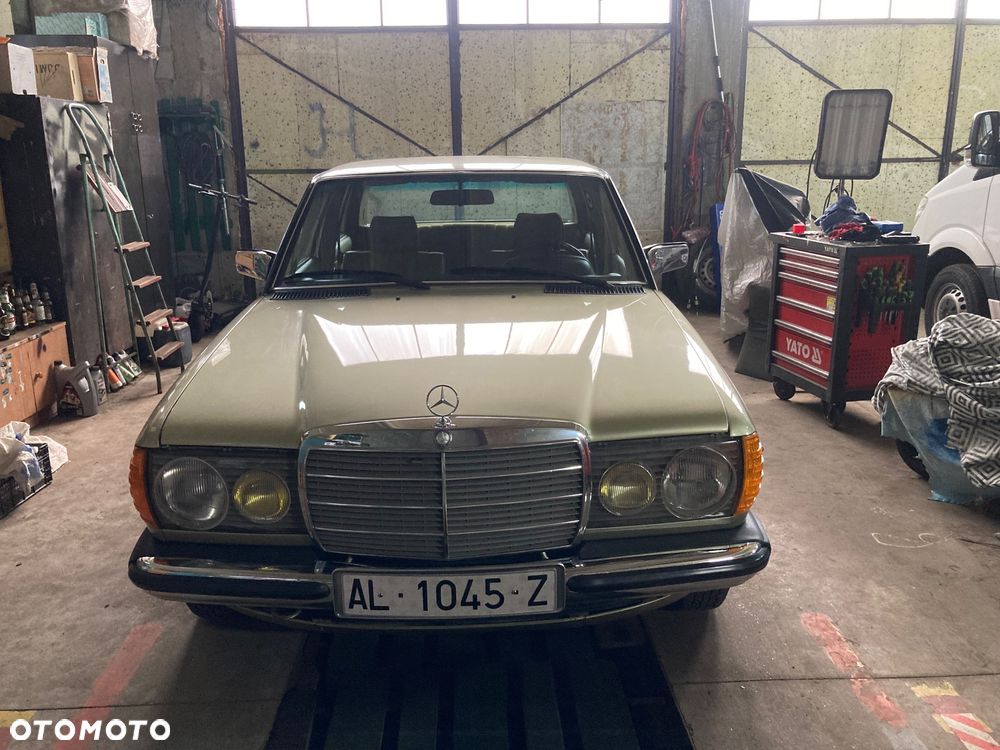 Mercedes-Benz W123 - 40