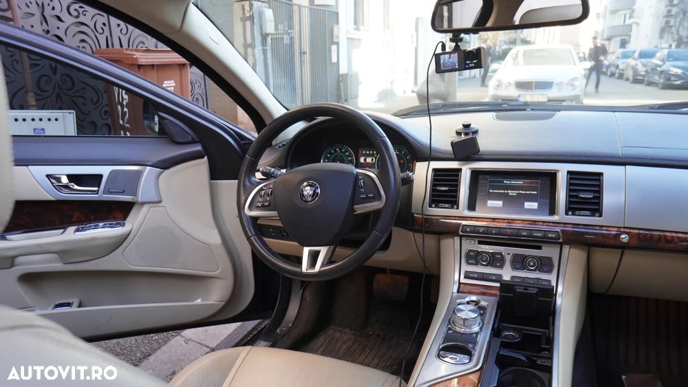 Jaguar XF 25t RWD Portfolio - 14