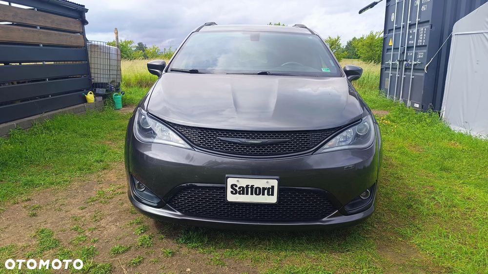 Chrysler Pacifica - 1