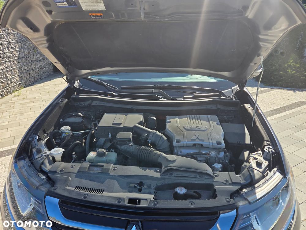 Mitsubishi Outlander Instyle NAVI + - 32