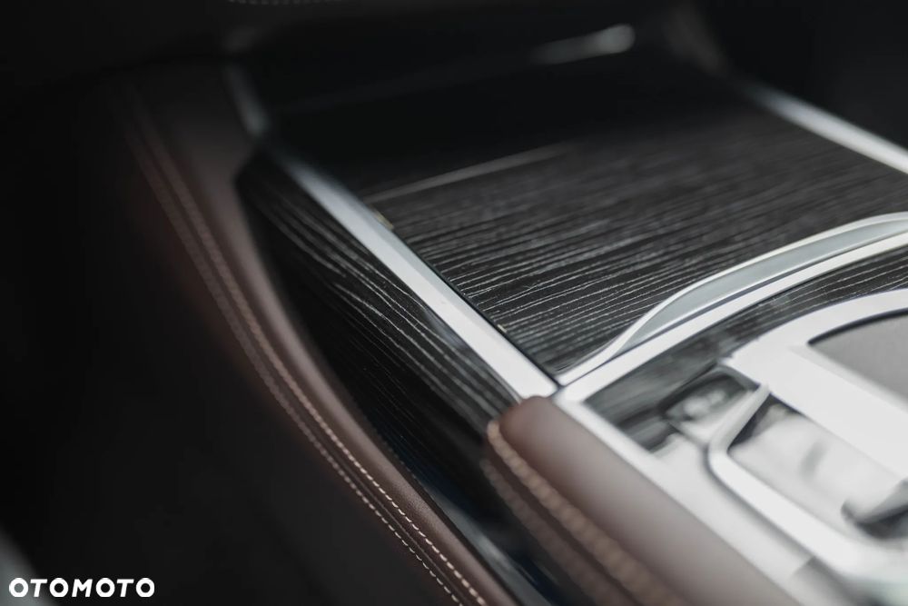 BMW Seria 7 750i xDrive - 25