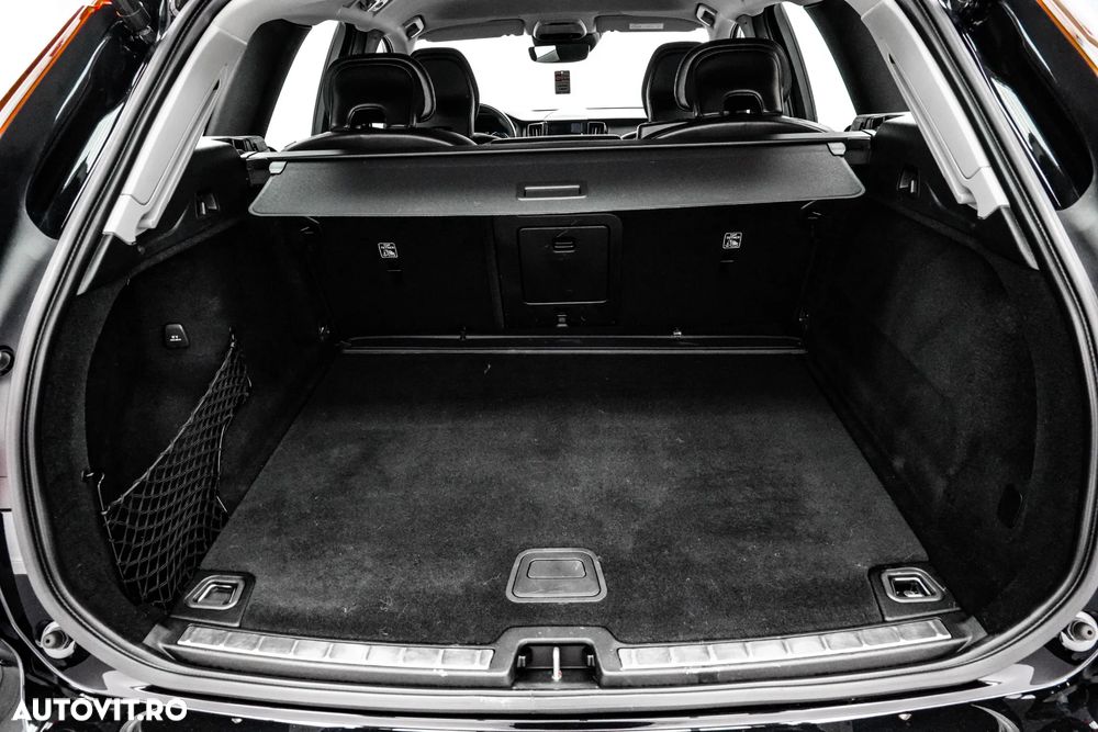 Volvo XC 60 B4 MHEV AT8 AWD Momentum Pro - 24