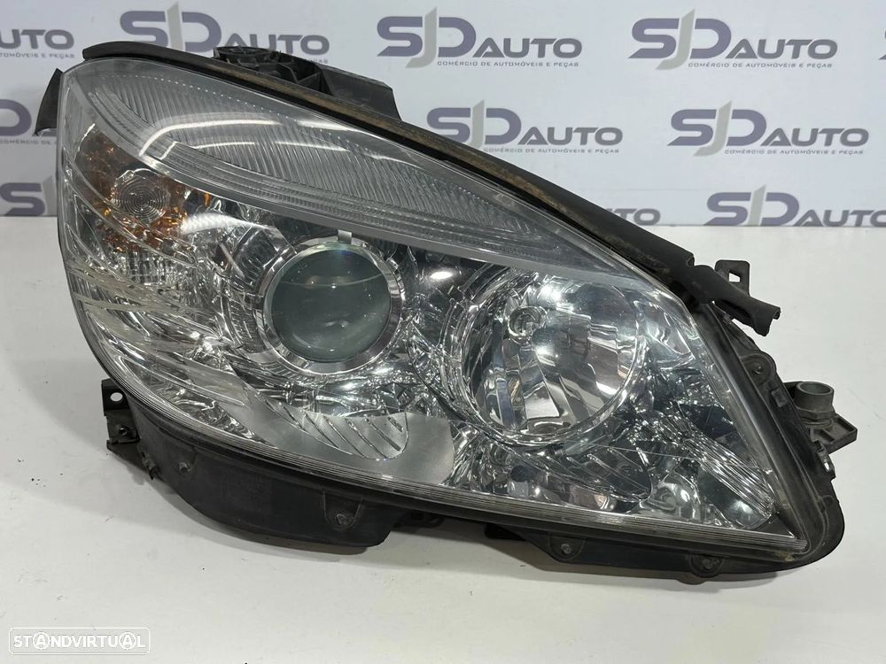 Farol Direito / Esquerdo - Mercedes C (W204) - 2