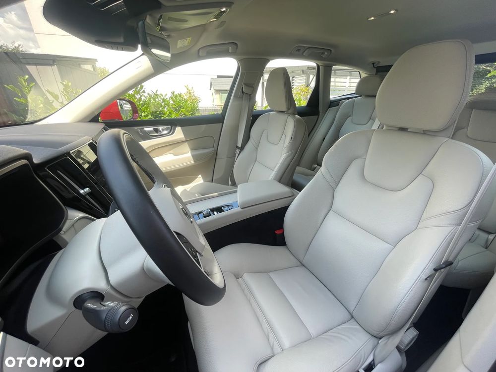 Volvo XC 60 B4 D AWD Momentum Pro - 17