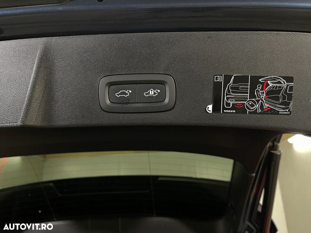 Volvo XC 40 B4 AT8 AWD Mild Hybrid Momentum Pro - 24