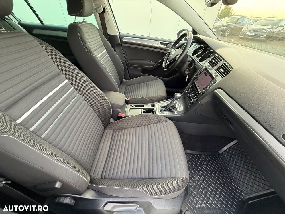 Volkswagen e-Golf - 11