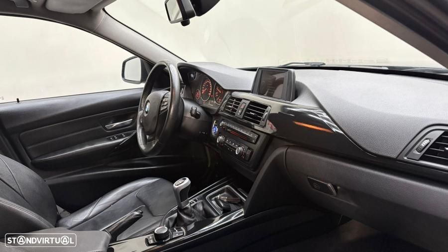 BMW 318 d xDrive Line Sport - 12