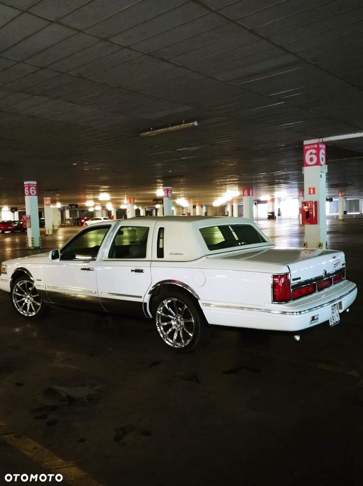Lincoln Town Car - 5
