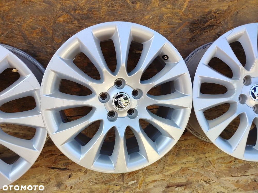 SKODA SUPERB 3T0601025G FELGI ALUMINIOWE KOMPLET X4 ET49 57,1 5X112 - 3