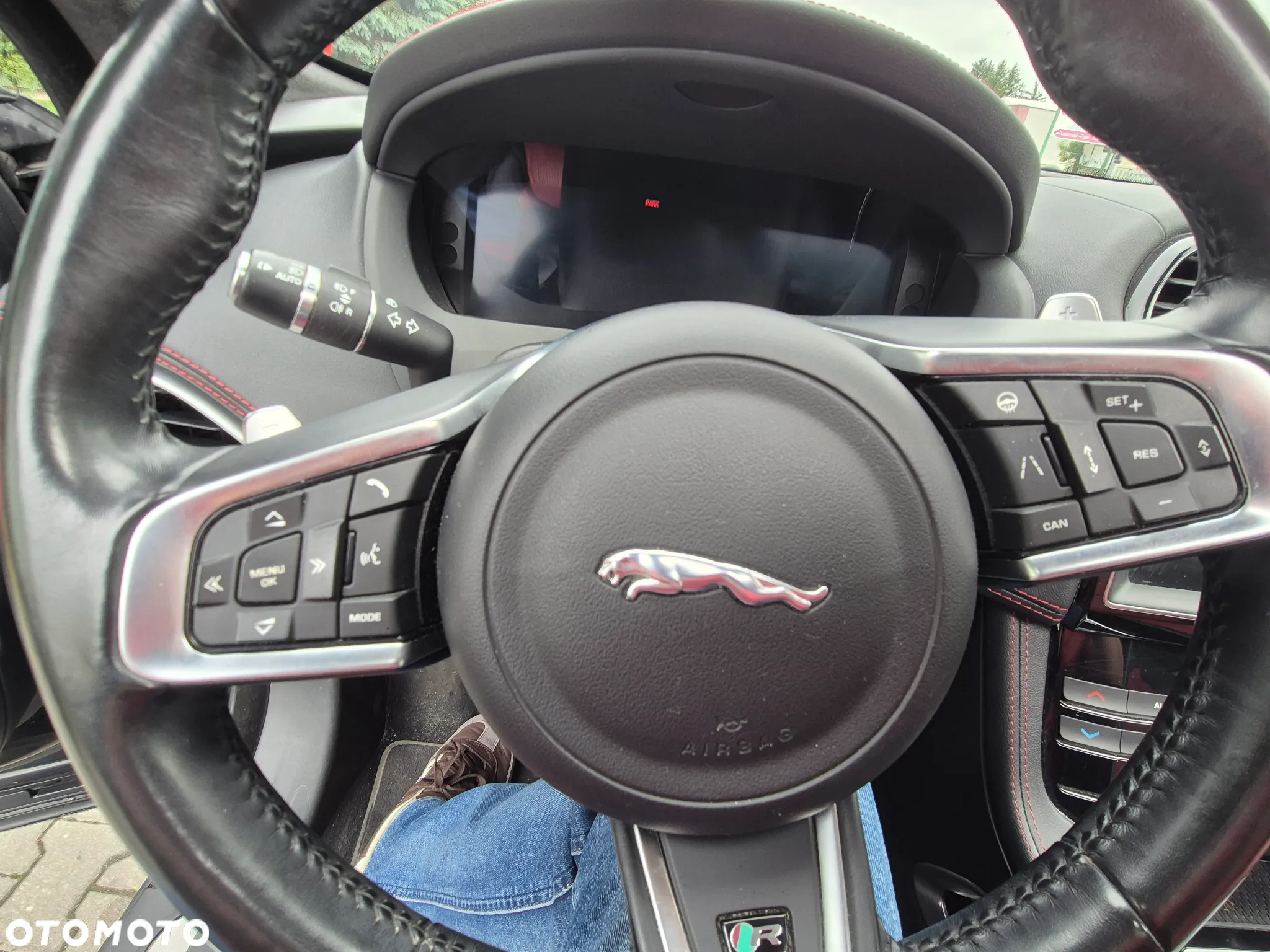 Jaguar F-Pace 25t AWD R-Sport - 11