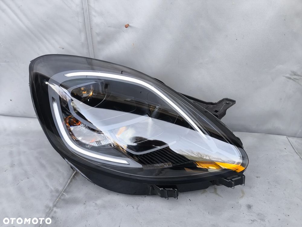 LAMPA REFLEKTOR PRAWY PRZÓD FORD PUMA II MK2 19- LED