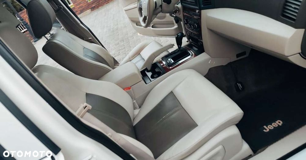 Jeep Grand Cherokee - 33