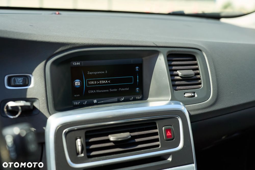 Volvo V60 D5 R-Design - 13
