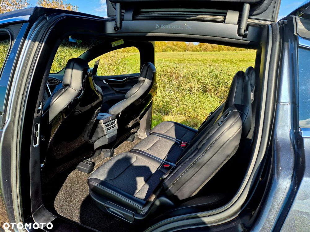 Tesla Model X - 11