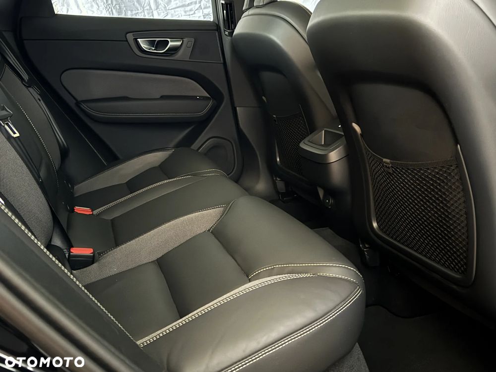 Volvo XC 60 B4 D AWD Plus Dark - 18