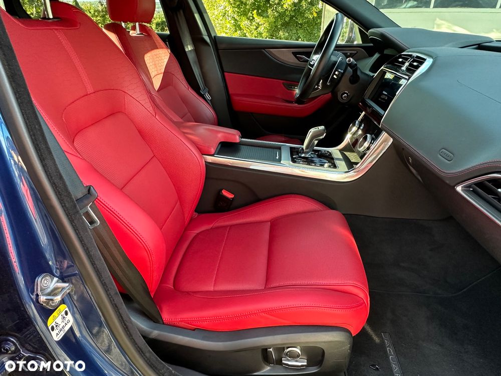 Jaguar XE 2.0 P300 AWD R-Dynamic HSE - 18