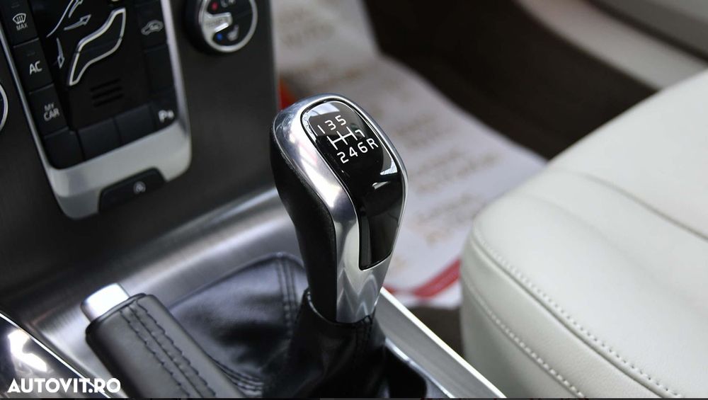 Volvo V40 D4 Momentum - 13
