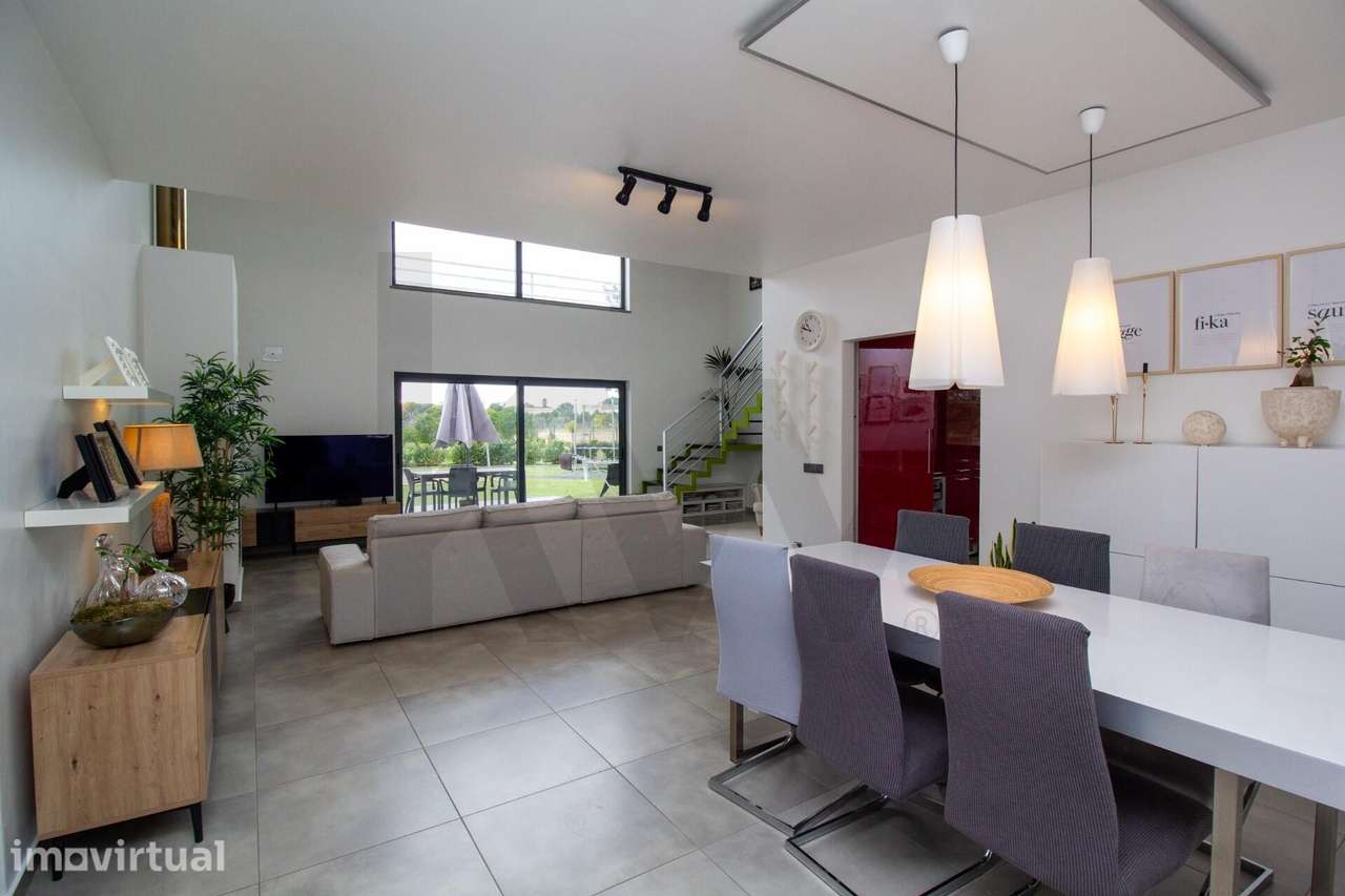 Moradia T4 com 12.120 m2 de terreno, dois pisos e enorme potencial no - Grande imagem: 4/35