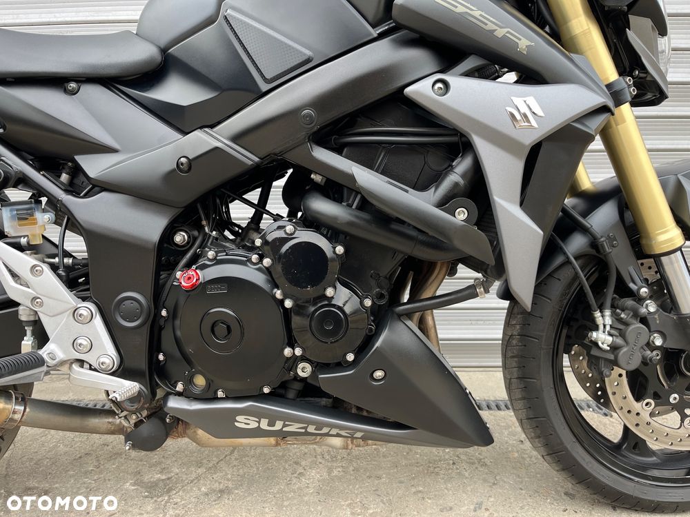 Suzuki GSR - 21