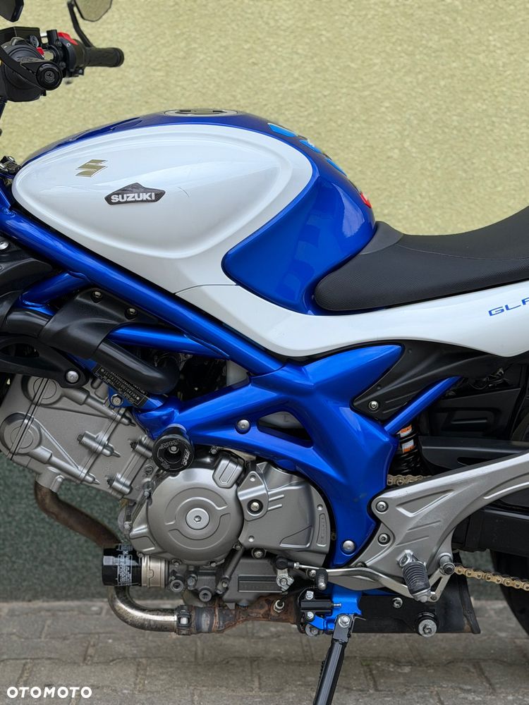 Suzuki Gladius - 25