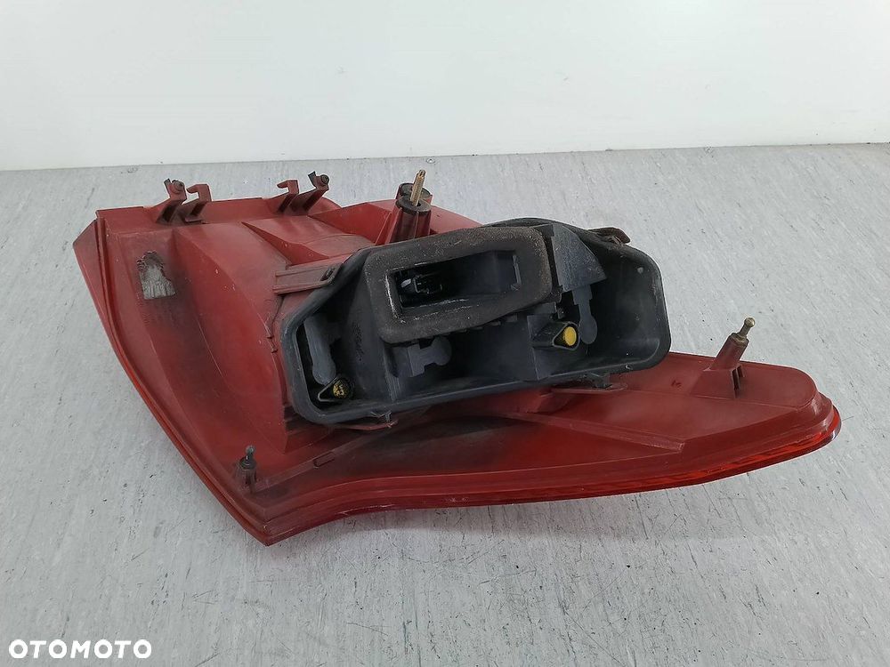 LAMPA TYLNA LEWA PEUGEOT 407 KOMBI - 2