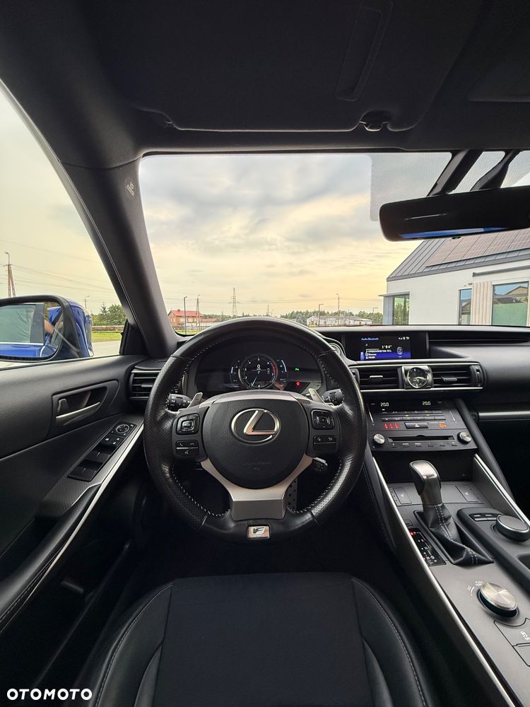 Lexus IS 200t / 300 F Sport - 10