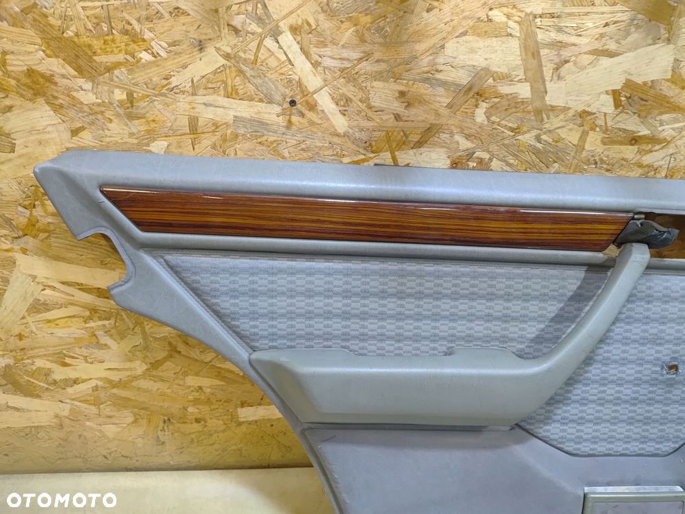 MERCEDES W124 BOCZEK TAPICERKA DRZWI LEWY TYŁ - 6