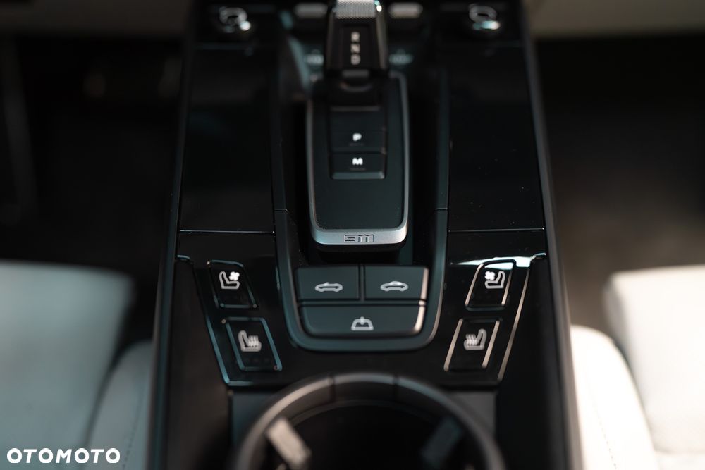 Porsche 911 Carrera 4 GTS - 15