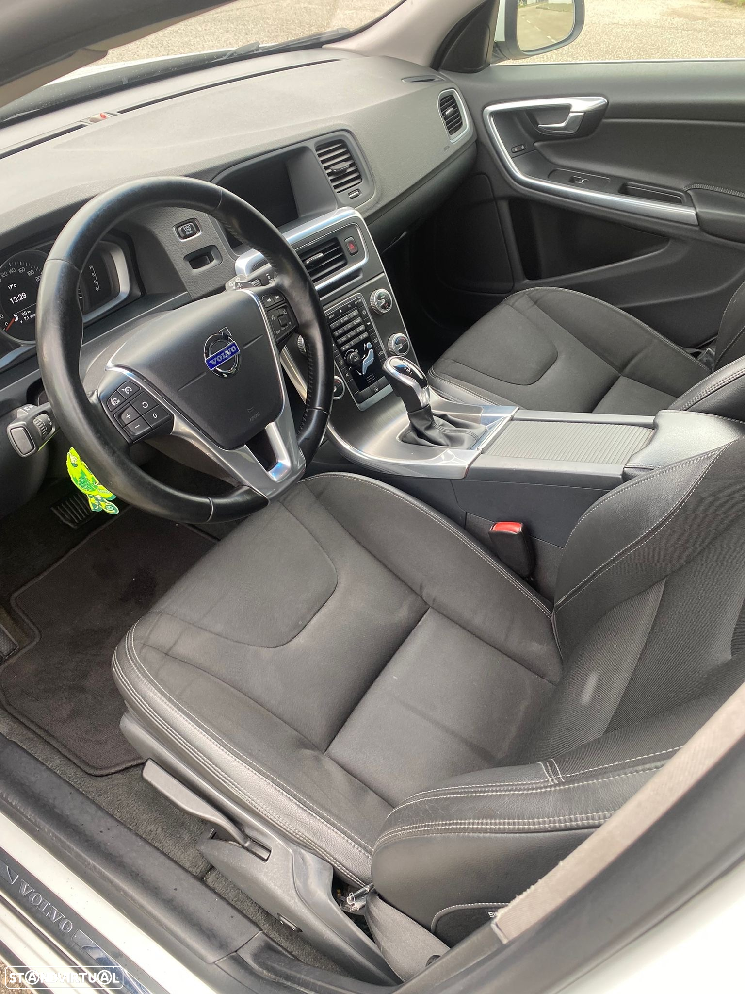Volvo V60 2.0 D4 Momentum Geartronic - 4