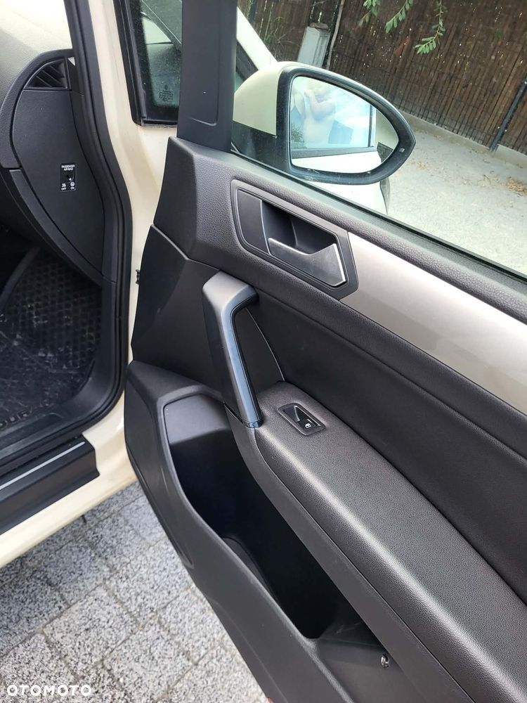 Volkswagen Touran - 12
