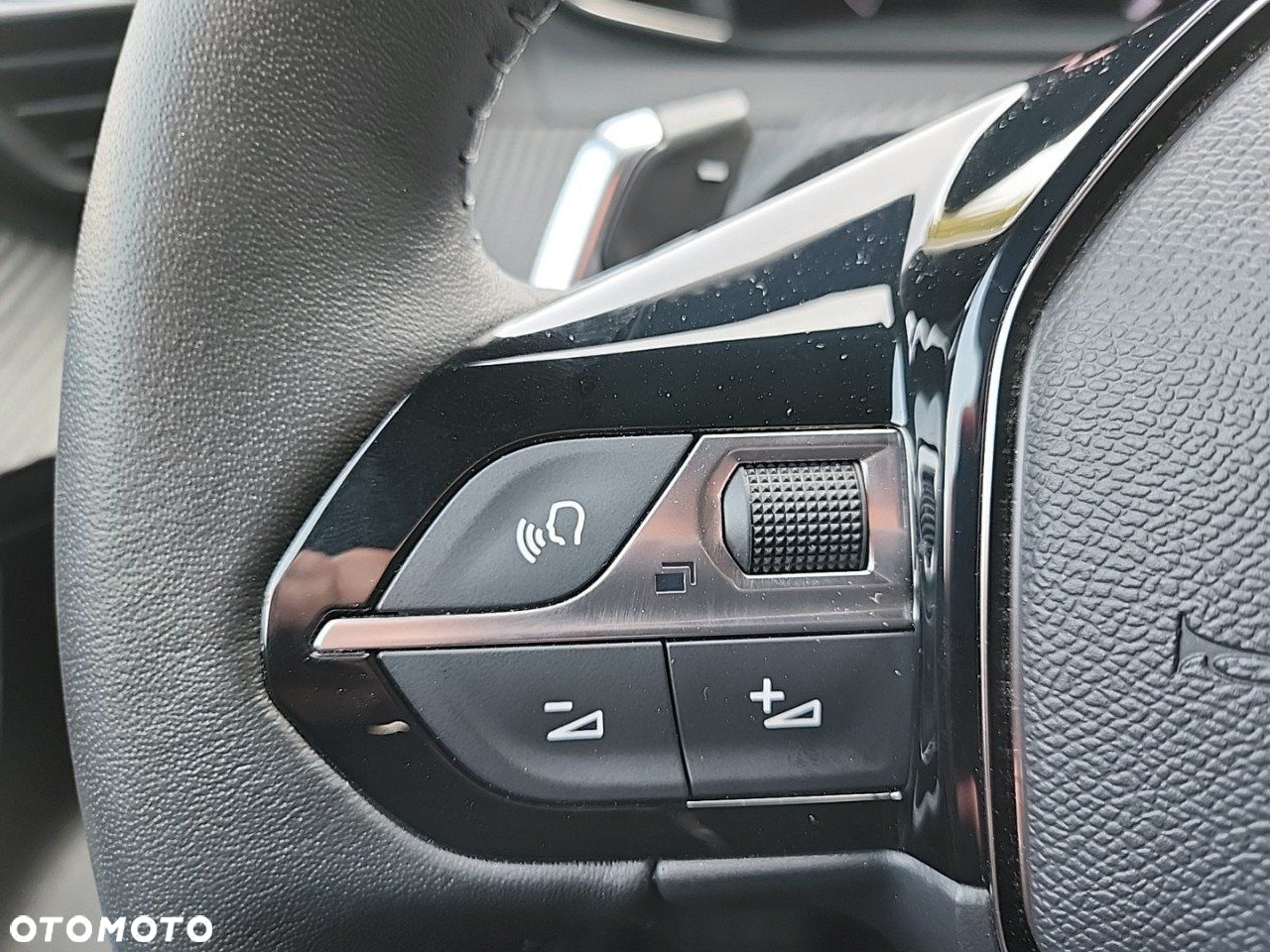 Peugeot 2008 1.2 PureTech Allure S&S EAT8 - 17