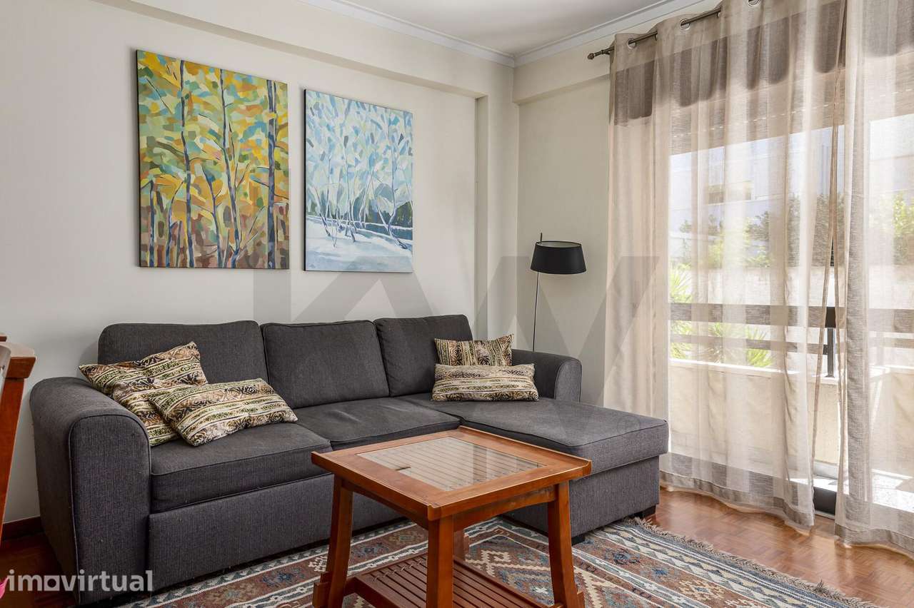 Apartamento T2 Mobilado com Varanda e Garagem | Benfica - Grande imagem: 2/23