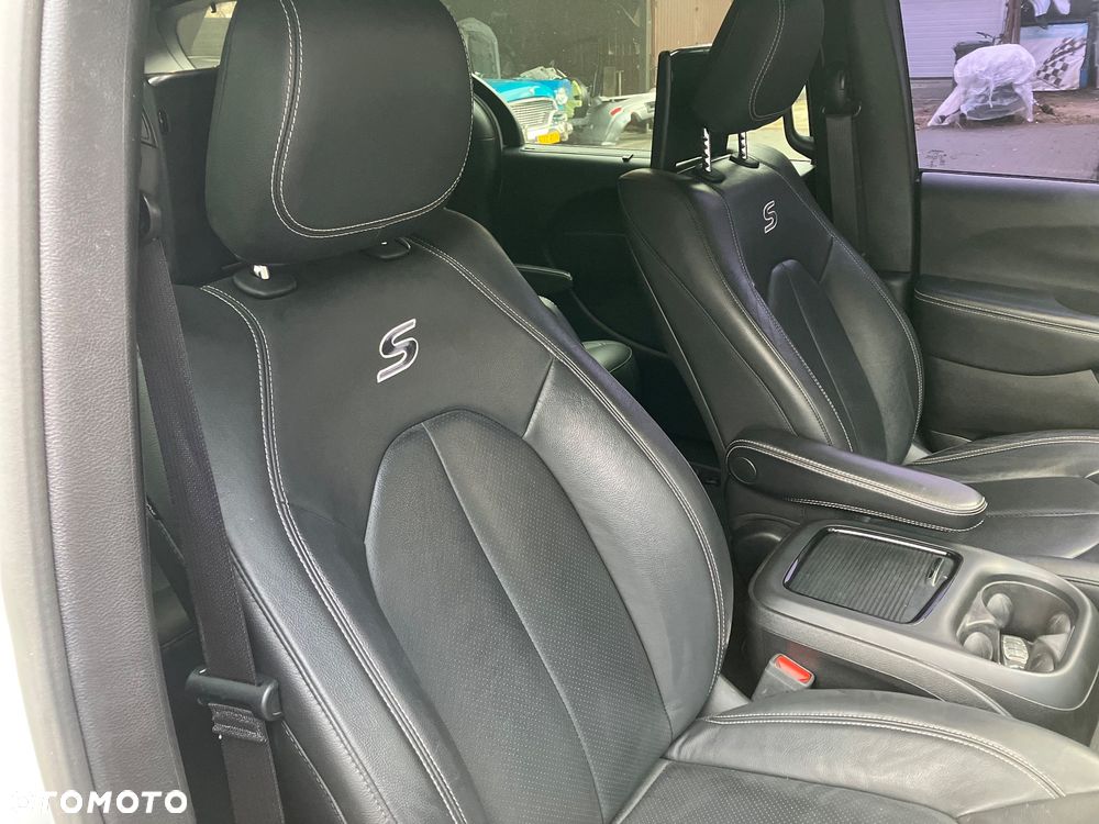 Chrysler Pacifica - 11