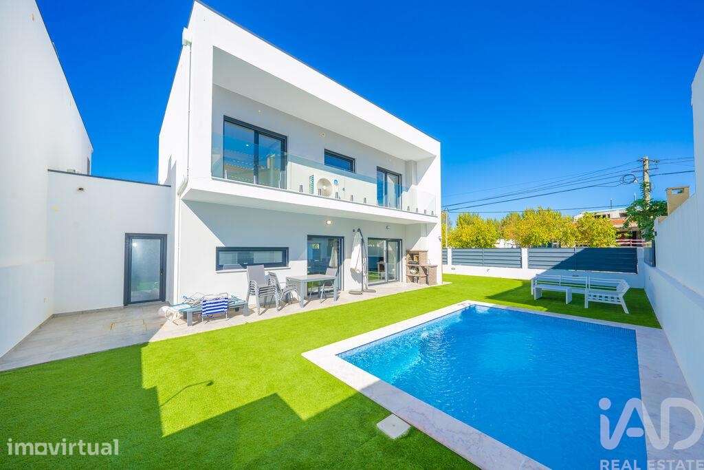 Moradia isolada T4 em Fernão Ferro de 170 m2 - Grande imagem: 4/37