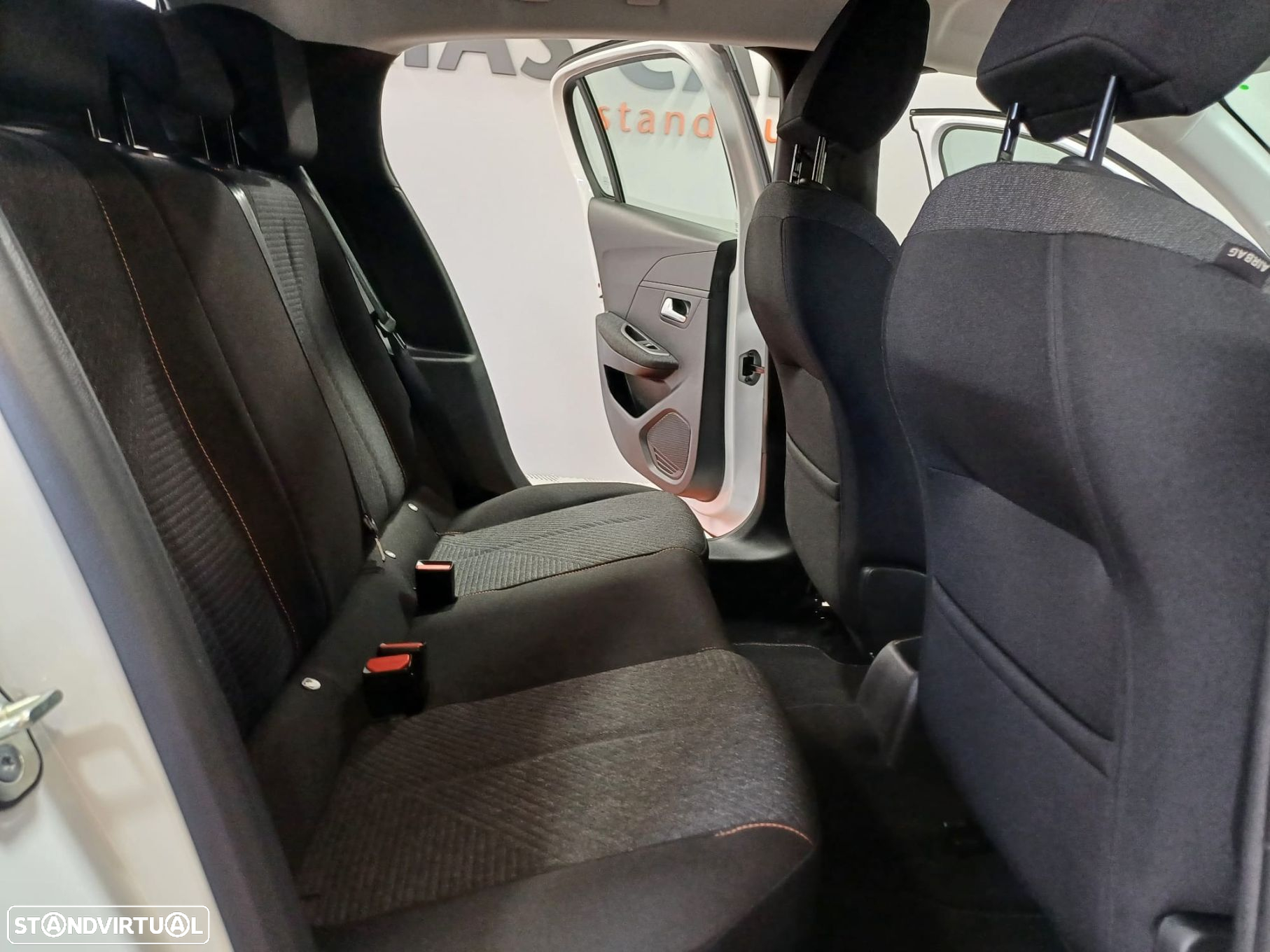 Peugeot 208 - 10