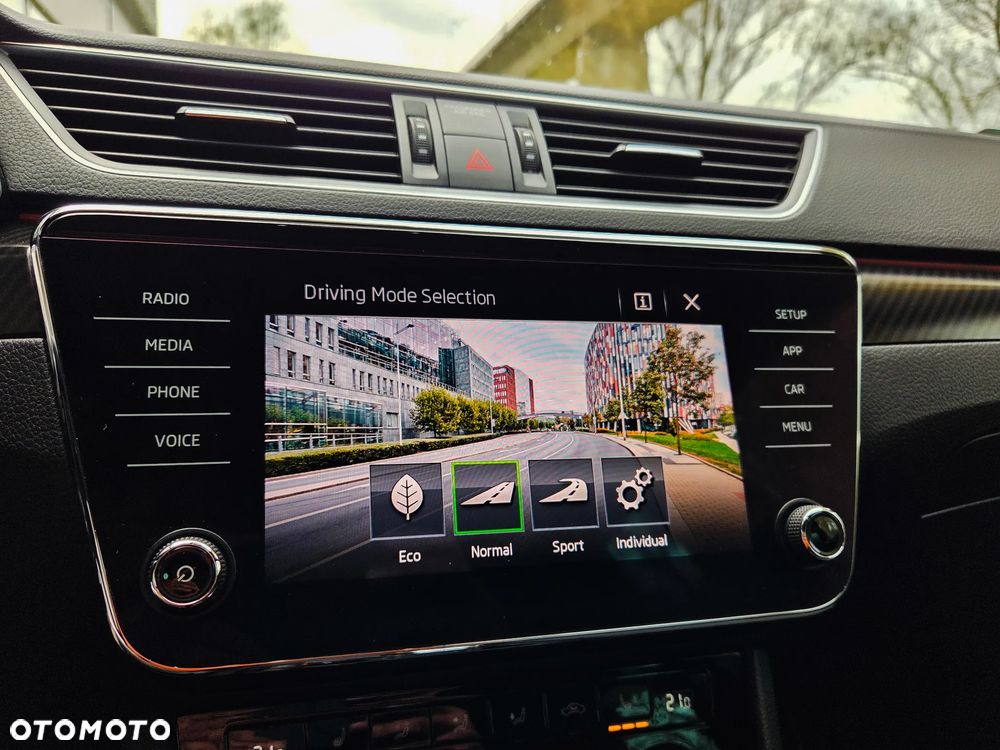 Skoda Superb 2.0 TDI SCR Sportline DSG - 17