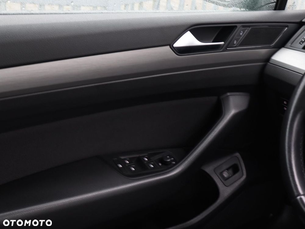 Volkswagen Passat - 12