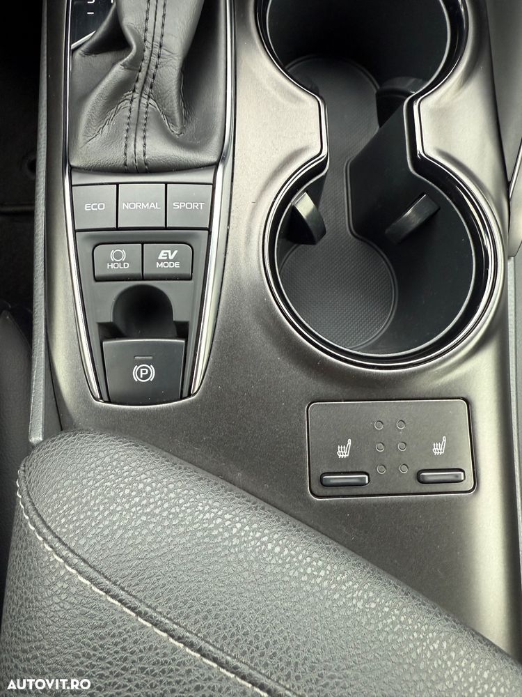 Toyota Camry Luxury - 26