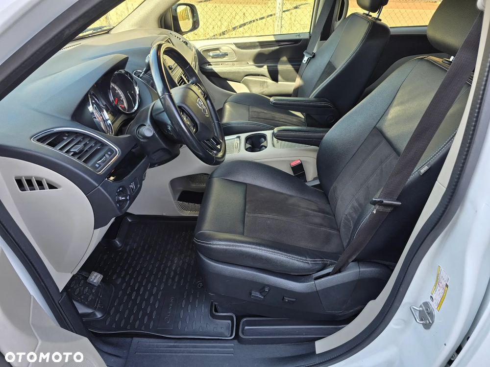 Dodge Grand Caravan - 25
