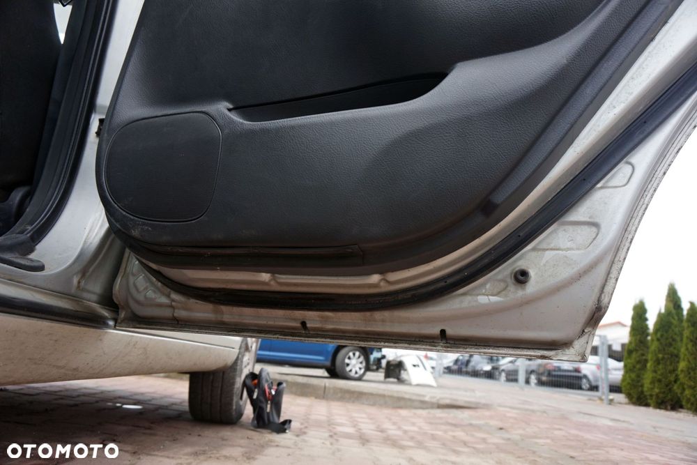 DRZWI TYLNE PRAWE AVENSIS II T25 KOMBI 1C0  SREBRNY TOYOTA 2003-2006 - 15