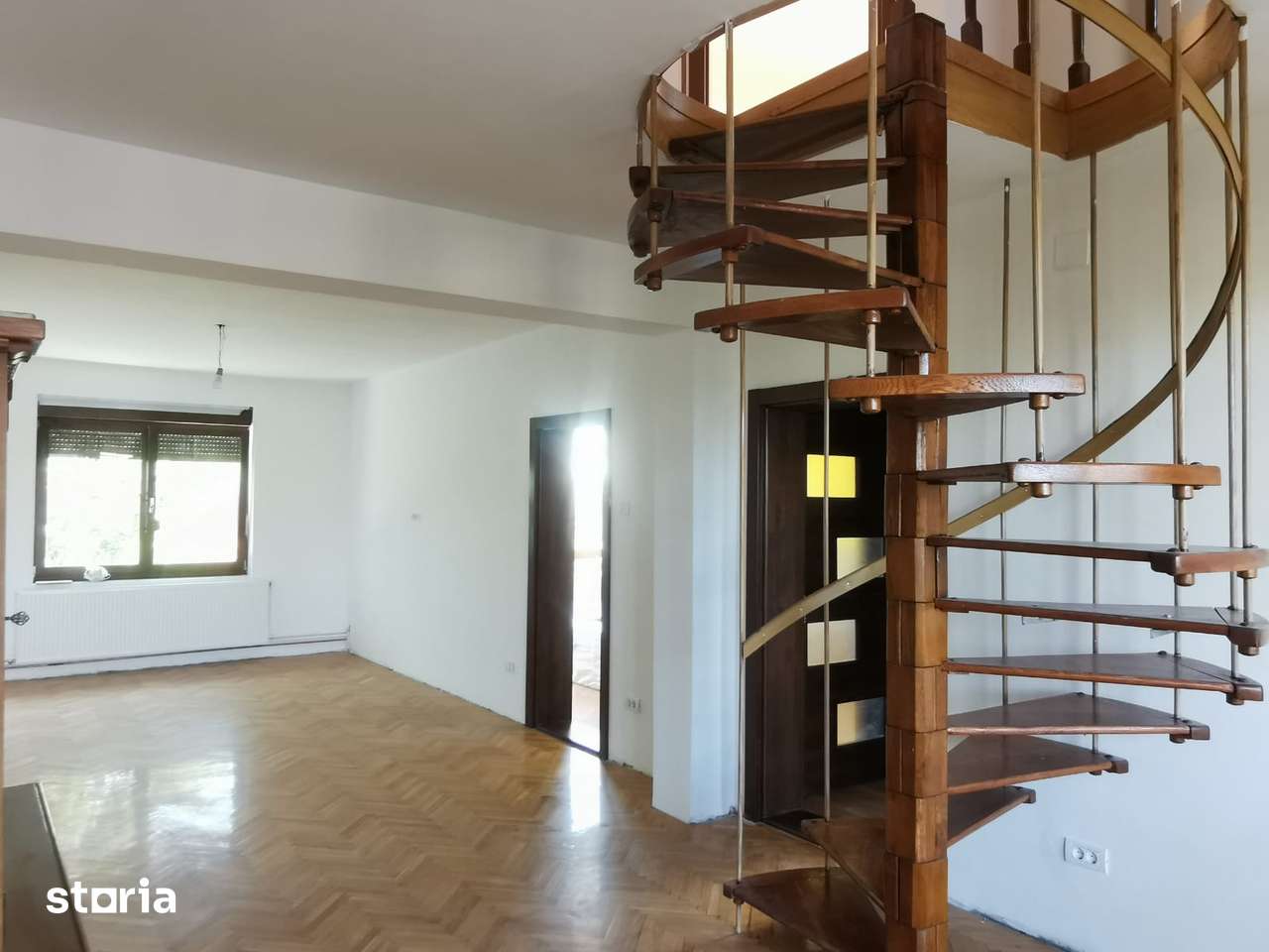 Apartament spatios 136 mp utili cu garaj ,terasă , balcon si boxa — fotografia 3