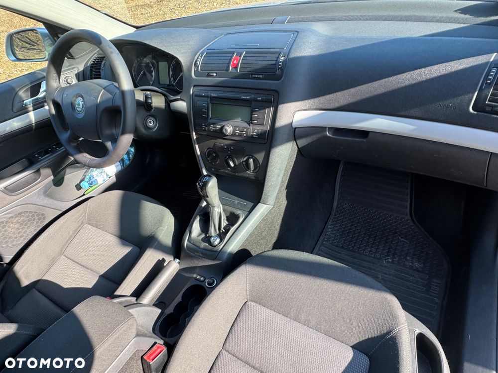 Skoda Octavia 1.6 Ambiente - 9