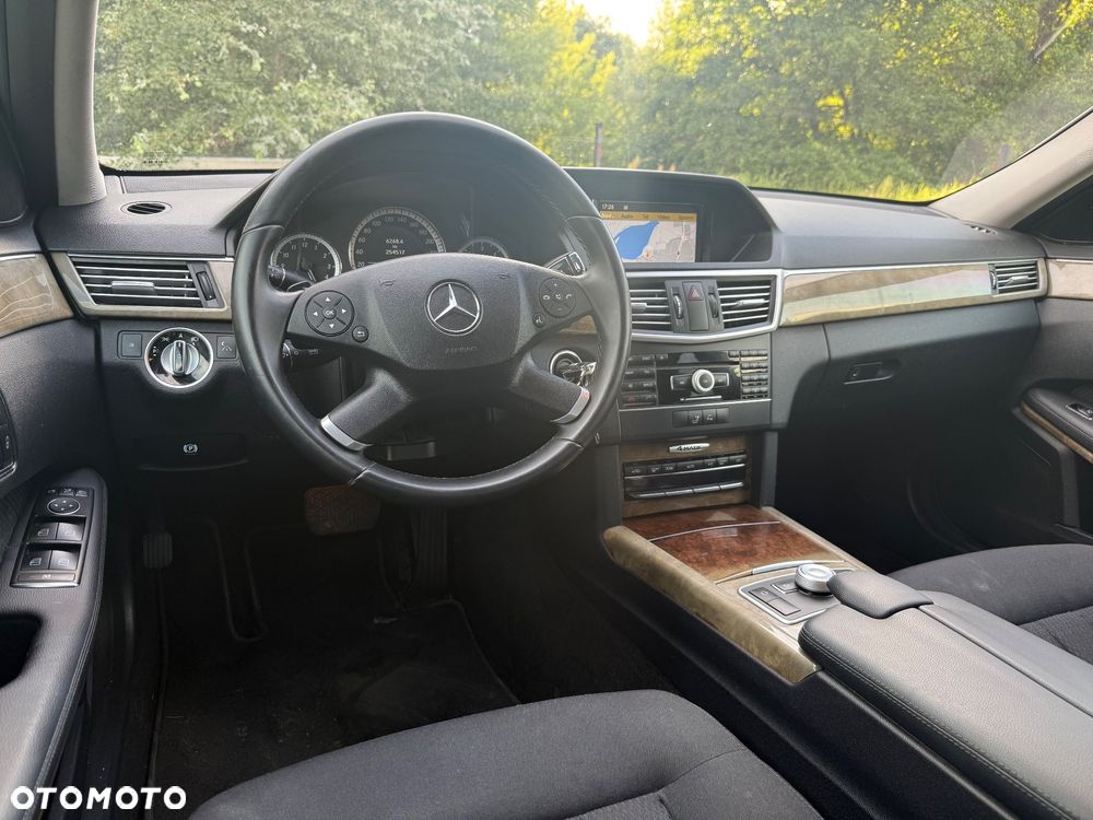 Mercedes-Benz Klasa E 350 CDI DPF BlueEFFICIENCY 7G-TRONIC Elegance - 13