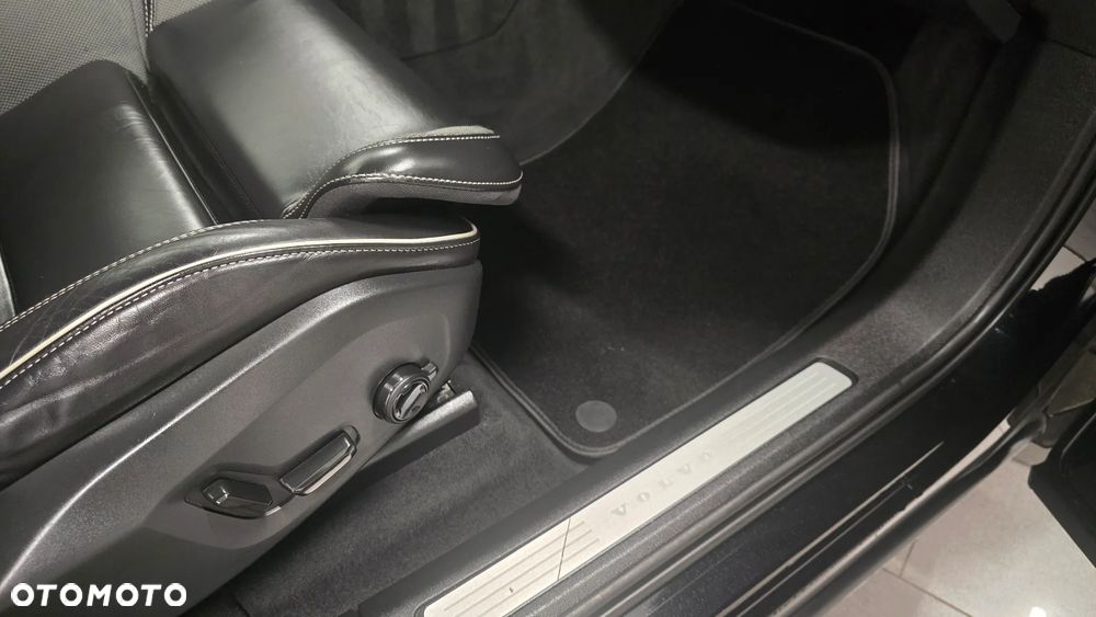 Volvo XC 60 B4 D Plus Dark - 15