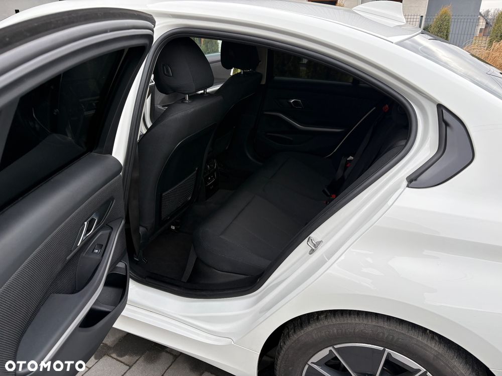 BMW Seria 3 318i - 5