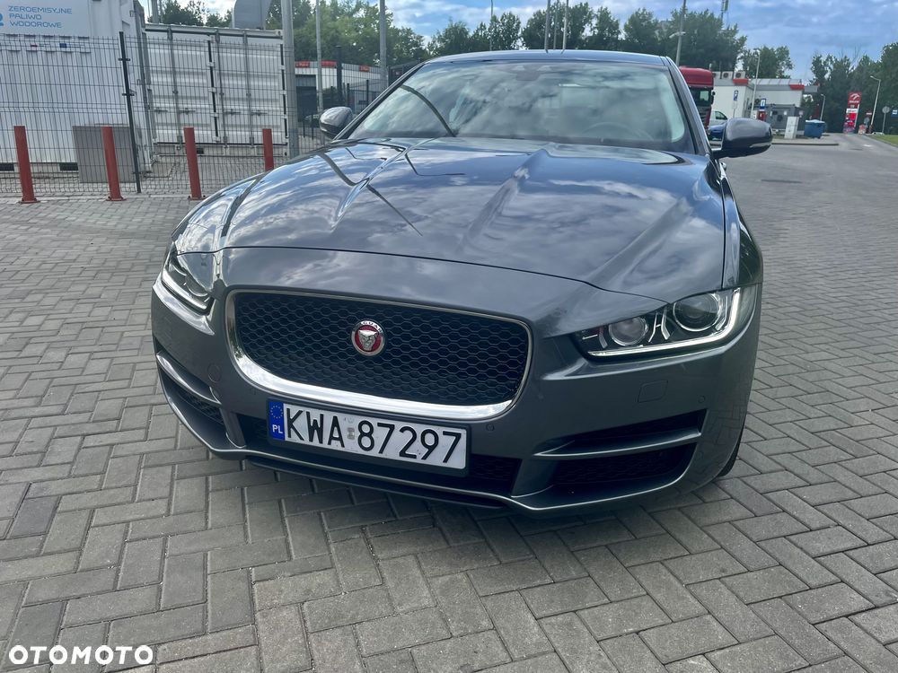 Jaguar XE 2.0 D Portfolio - 8